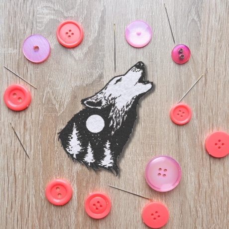 Natur Aufnäher | Gestickter heulender Wolf | Mond & Walddesign, 9 cm