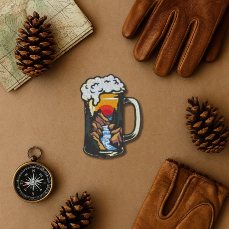 Beer Patch, Bierkrug mit Outdoor Details, oranger und roter Sonnenuntergang, 7 cm