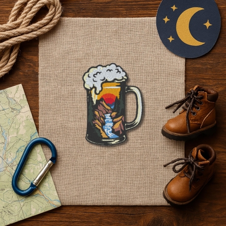 Beer Patch, Bierkrug mit Outdoor Details, oranger und roter Sonnenuntergang, 7 cm