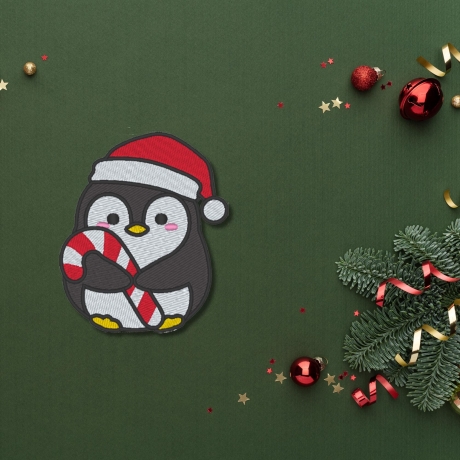 Weihnachtsaufnäher | Pinguin mit Zuckerstange | Gestickte Winter-Applikation - zum Aufbügeln / mit Klettverschluss