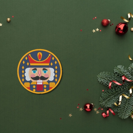 Nussknacker Aufnäher – 9 cm runder Weihnachts-Aufnäher | Festliche Stickerei blau & gold