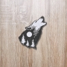Natur Aufnäher | Gestickter heulender Wolf | Mond & Walddesign, 9 cm