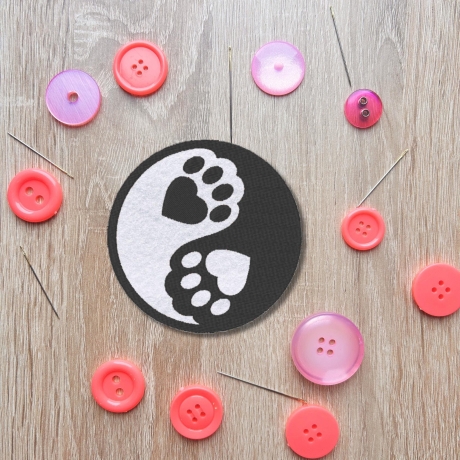 Tierliebhaber Aufnäher | Yin Yang Pfoten | Gestickte DIY Applikation, Handgefertigter Tiermotiv, Aufnäher, 8 cm