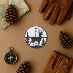 Hirsch im Fadenkreuz Applikation: Gestickter Jagdaufnäher (7.5 cm)