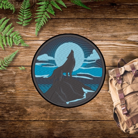 Howling Wolf Patch, Aufnäher zum aufbügeln 7.5 cm, Wilderness Adventure Embroidery, Moonlit Forest Design