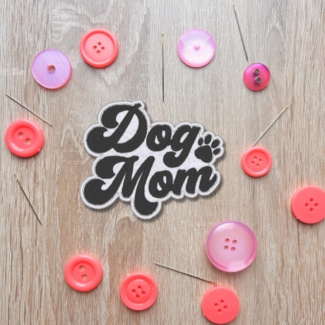 Dog Mom Patch: Gestickte Applikation mit eigenen Farben