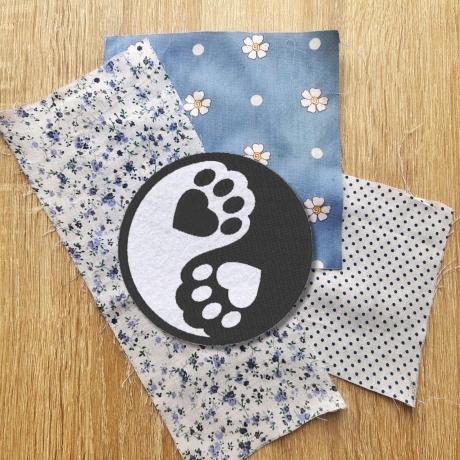 Tierliebhaber Aufnäher | Yin Yang Pfoten | Gestickte DIY Applikation, Handgefertigter Tiermotiv, Aufnäher, 8 cm
