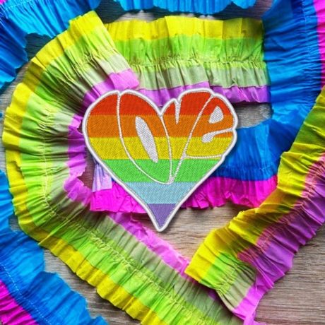 Pride Patch: Regenbogen Liebe Herz Gestickte Applikation (7 cm)