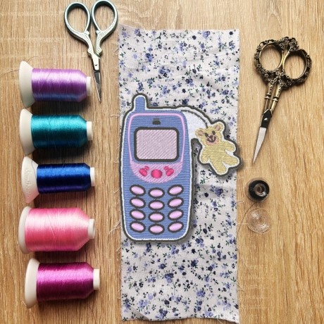 Retro Aufnäher | Y2K Handy Applikation: Bestickter 90s Style Anhänger mit Teddybär-Anhänger