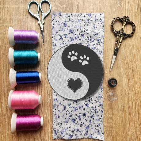 Yin Yang Patch: Gesticktes Herz & Pfoten Design (7.5 cm)