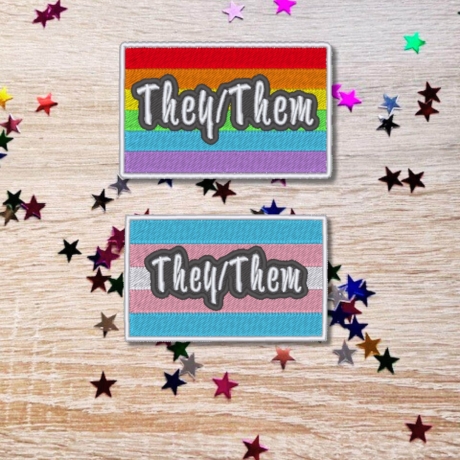 Pride Aufnäher | Gestickte Pronomen | Regenbogen LGBTQ+ Flagge Applikation (7,5 cm)