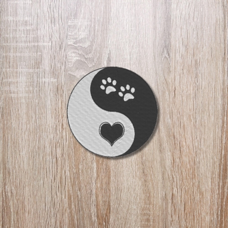 Yin Yang Patch: Gesticktes Herz & Pfoten Design (7.5 cm)