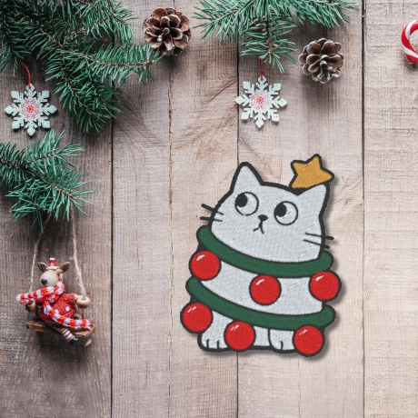 Weihnachtskatze Aufnäher – Lustiger Katzen Aufnäher mit Weihnachtskugeln, ca. 8 cm, bestickt, weiß
