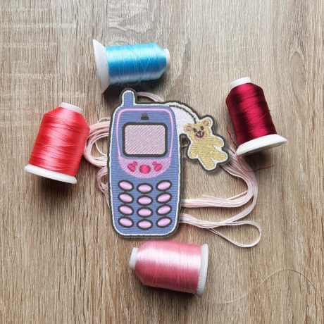 Retro Aufnäher | Y2K Handy Applikation: Bestickter 90s Style Anhänger mit Teddybär-Anhänger