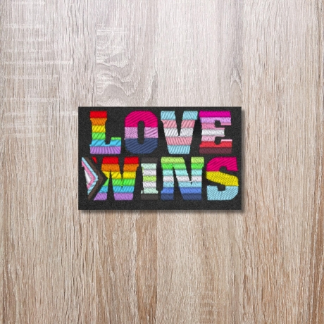Pride Aufnäher | Love Wins – Bestickter LGBTQ+ Aufnäher mit Regenbogen-Flaggen | Aufbügeln