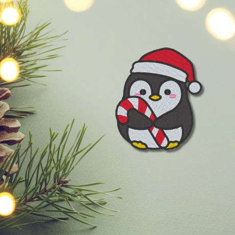 Weihnachtsaufnäher | Pinguin mit Zuckerstange | Gestickte Winter-Applikation - zum Aufbügeln / mit Klettverschluss
