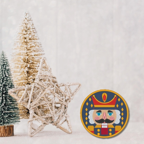 Nussknacker Aufnäher – 9 cm runder Weihnachts-Aufnäher | Festliche Stickerei blau & gold