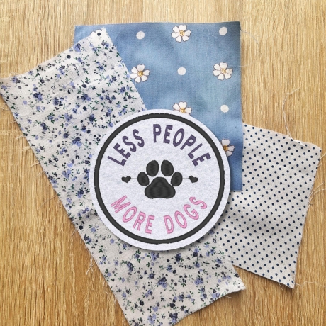 Less People, More Dogs Patch, Gestickte Pfotenabdrücke Applikation, Farben anpassbar