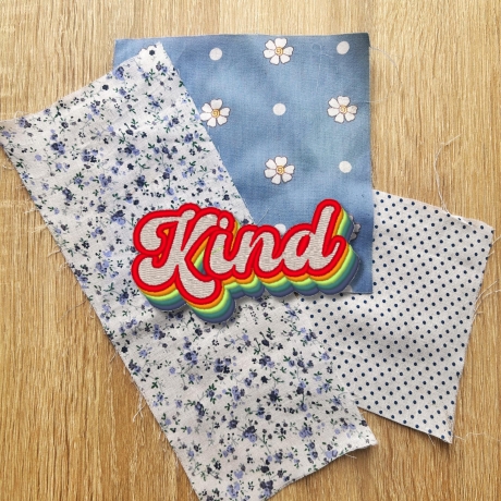 Retro Aufnäher | Kind gestickte Applikation | Regenbogen Schriftzug im 70er 80er Stil