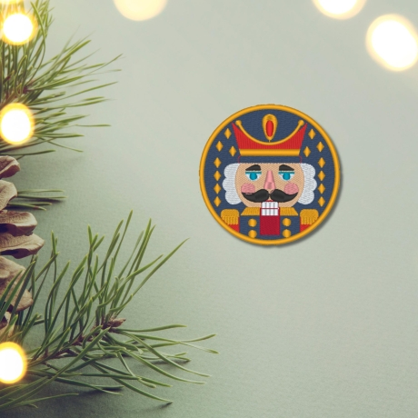 Nussknacker Aufnäher – 9 cm runder Weihnachts-Aufnäher | Festliche Stickerei blau & gold