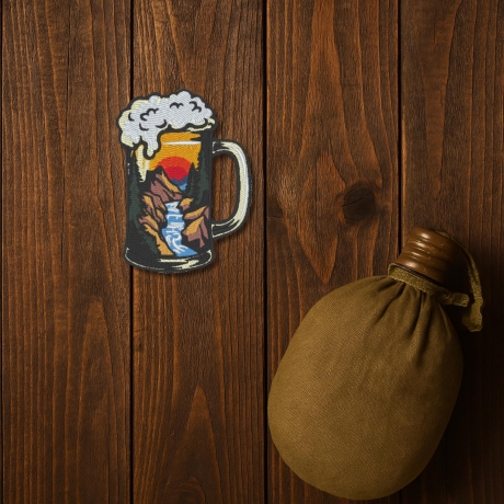 Beer Patch, Bierkrug mit Outdoor Details, oranger und roter Sonnenuntergang, 7 cm
