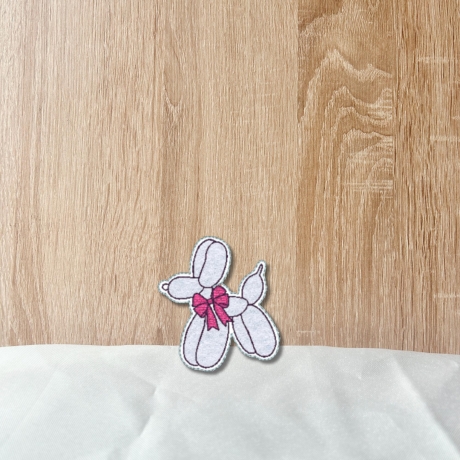 Luftballontier mit Schleife – Handgefertigter Stickpatch | Bügelbild