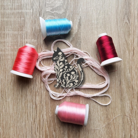 Blumen Katze Patch: Gestickte Applikation, anpassbare Farben (7 cm)