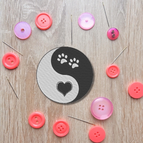 Yin Yang Patch: Gesticktes Herz & Pfoten Design (7.5 cm)