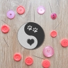 Yin Yang Patch: Gesticktes Herz & Pfoten Design (7.5 cm)