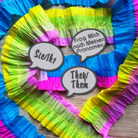 Pronomen Aufnäher, Regenbogen, queer merch, Flaggen Aufnäher,Parade Zubehör