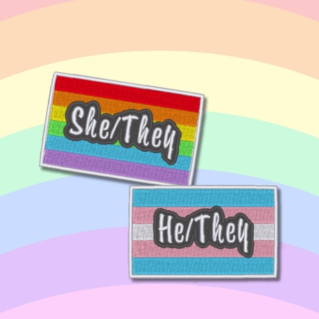 Pride Aufnäher | Gestickte Pronomen | Regenbogen LGBTQ+ Flagge Applikation (7,5 cm)