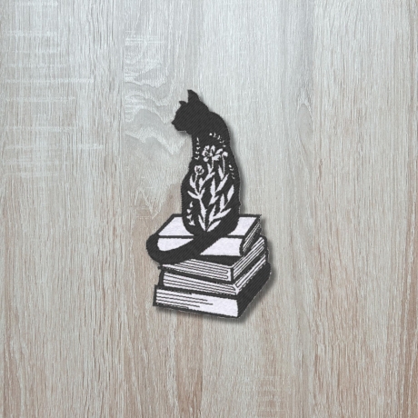 Katzen-Patch, gesticktes Kätzchen auf Büchern mit Blumendetails, anpassbare Farben, Buchliebhaber Geschenk