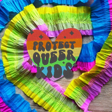 Pride Aufnäher: Protect Queer Kids | Regenbogen Herz gestickte LGBTQ + Applikation