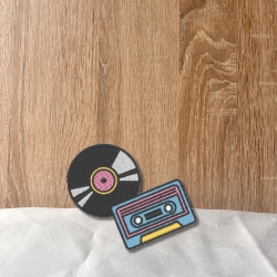 Retro Patch – Schallplatte & Kassette Stickerei Aufnäher für Musikliebhaber (7,5 cm hoch)