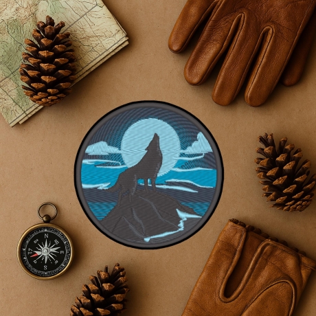 Howling Wolf Patch, Aufnäher zum aufbügeln 7.5 cm, Wilderness Adventure Embroidery, Moonlit Forest Design