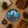 Howling Wolf Patch, Aufnäher zum aufbügeln 7.5 cm, Wilderness Adventure Embroidery, Moonlit Forest Design