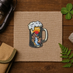 Beer Patch, Bierkrug mit Outdoor Details, oranger und roter Sonnenuntergang, 7 cm