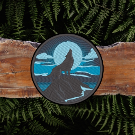 Howling Wolf Patch, Aufnäher zum aufbügeln 7.5 cm, Wilderness Adventure Embroidery, Moonlit Forest Design