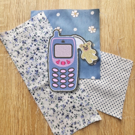Retro Aufnäher | Y2K Handy Applikation: Bestickter 90s Style Anhänger mit Teddybär-Anhänger