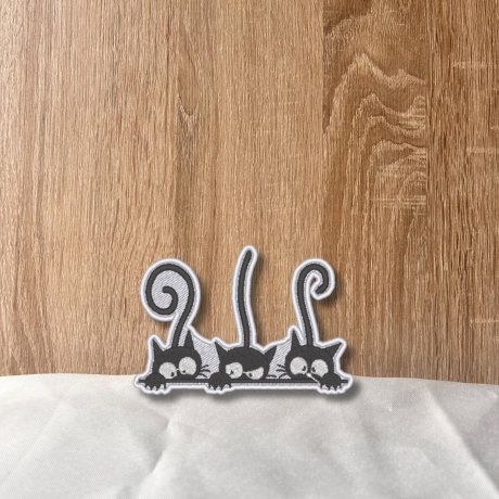 Katzen Aufnäher - Verspieltes Design, 8 cm breit