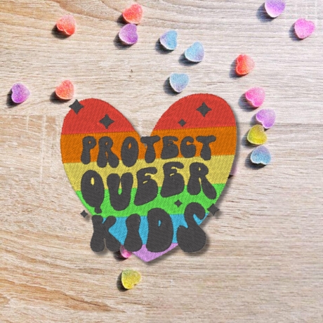 Pride Aufnäher: Protect Queer Kids | Regenbogen Herz gestickte LGBTQ + Applikation
