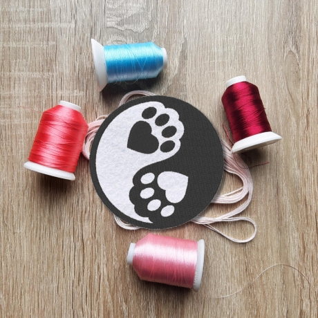 Tierliebhaber Aufnäher | Yin Yang Pfoten | Gestickte DIY Applikation, Handgefertigter Tiermotiv, Aufnäher, 8 cm