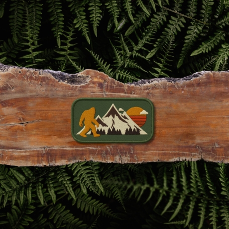Outdoor Patch – Berglandschaft & Sonnenuntergang – Big Foot, Abenteuer, Cryptid, Wanderlust, Grün, Gelb