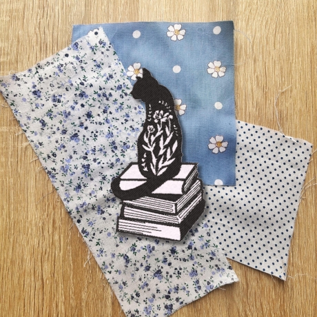 Katzen-Patch, gesticktes Kätzchen auf Büchern mit Blumendetails, anpassbare Farben, Buchliebhaber Geschenk