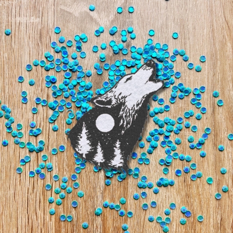 Natur Aufnäher | Gestickter heulender Wolf | Mond & Walddesign, 9 cm