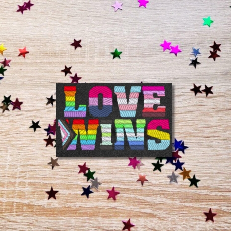 Pride Aufnäher | Love Wins – Bestickter LGBTQ+ Aufnäher mit Regenbogen-Flaggen | Aufbügeln