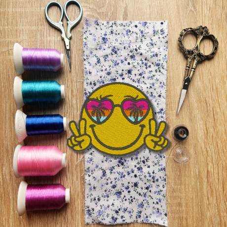 Retro Aufnäher | Gestickter Peace Smiley | 70s Sonnenbrille, Palmen (7 cm)