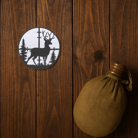 Hirsch im Fadenkreuz Applikation: Gestickter Jagdaufnäher (7.5 cm)