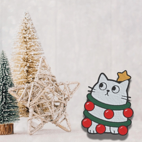 Weihnachtskatze Aufnäher – Lustiger Katzen Aufnäher mit Weihnachtskugeln, ca. 8 cm, bestickt, weiß