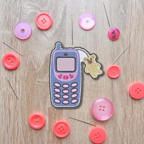 Retro Aufnäher | Y2K Handy Applikation: Bestickter 90s Style Anhänger mit Teddybär-Anhänger